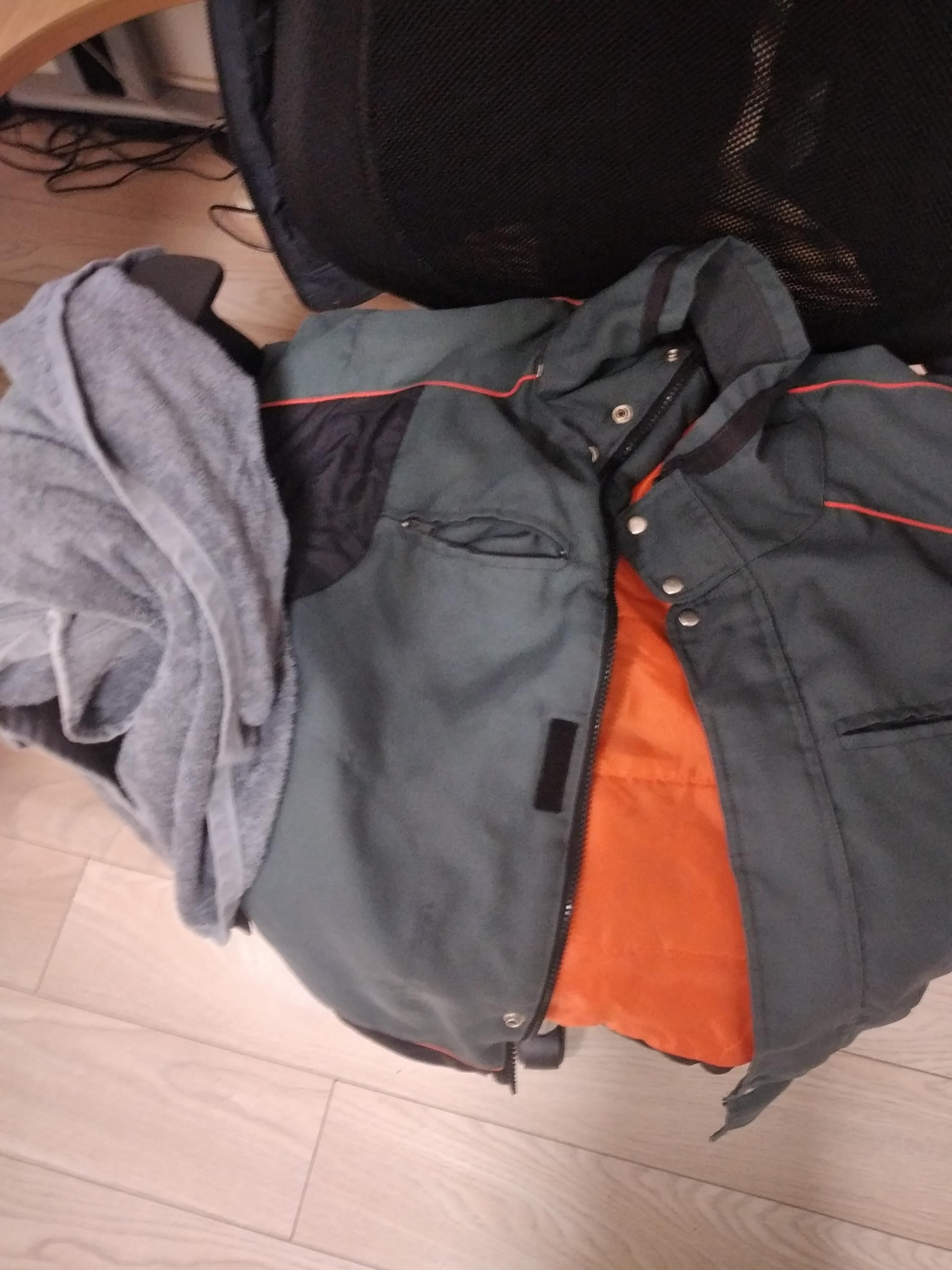 DIVERS VETEMENTS ET OBJETS